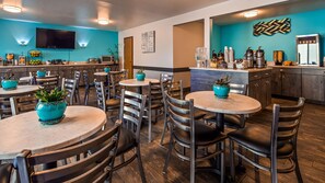 Free daily continental breakfast  - SureStay Plus Hotel by Best Western Post Falls (Post Falls)