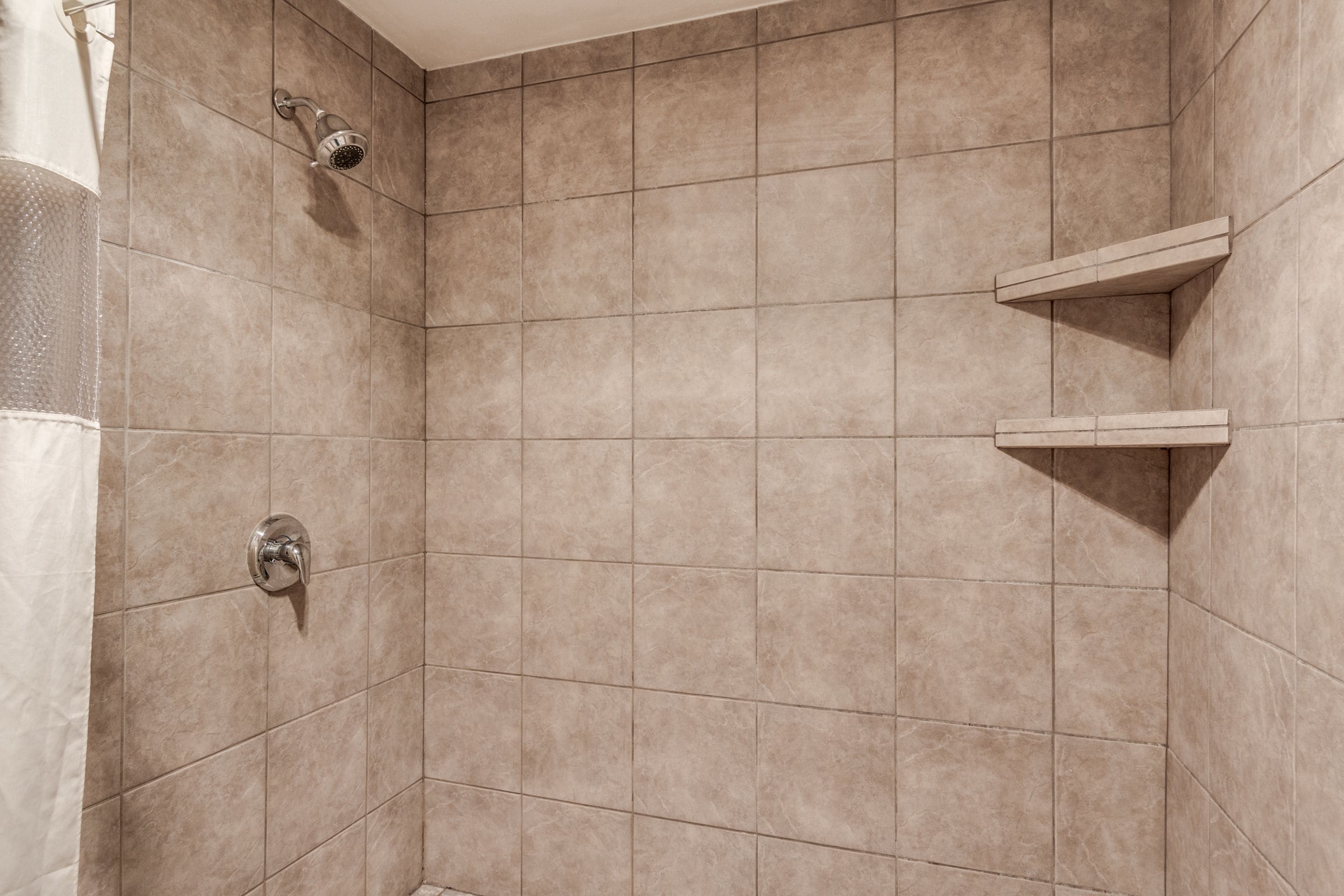 Badkamer met douche