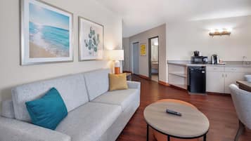 Suite, 1 Tempat Tidur King dengan tempat tidur Sofa, Bebas Asap Rokok (Efficiency) | Area keluarga | Televisi LCD 50-inci dengan saluran TV kabel dan TV