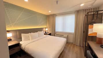 Standaard kamer, 1 kingsize bed, niet-roken | Een bureau, een laptopwerkplek, een strijkplank/strijkijzer, gratis wifi