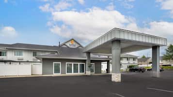 A Comfort Inn & Suites hotel with a covered parking area and a clear sky.