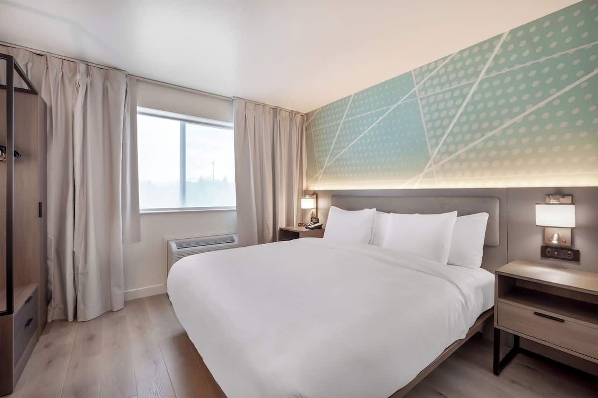 Standard Room, 1 King Bed, Non Smoking | Desk, laptop workspace, iron/ironing board, WiFi (free)