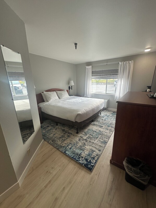 Standard Room, 1 King Bed, Non Smoking, Refrigerator & Microwave (Pet Friendly) | Desk, laptop workspace, iron/ironing board, free WiFi - Comfort Inn & Suites Post Falls - Coeur dAlene West (Post Falls)