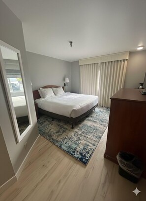 Desk, laptop workspace, iron/ironing board, free WiFi - SureStay Plus Hotel by Best Western Post Falls (Post Falls)