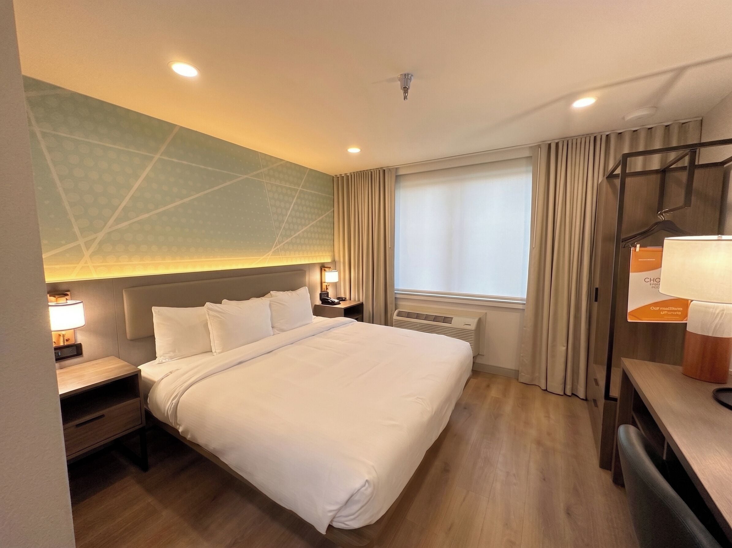 Standard Room, 1 King Bed, Non Smoking | Desk, laptop workspace, iron/ironing board, WiFi (free)