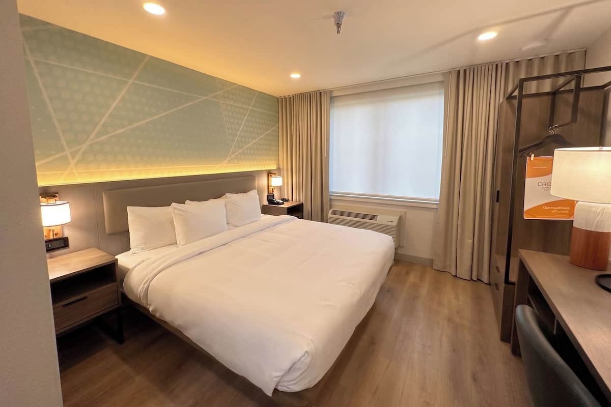 Standard Room, 1 King Bed, Non Smoking | Desk, laptop workspace, iron/ironing board, WiFi (free)