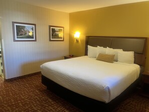 スタンダード ルーム キングベッド 1 台 禁煙 冷蔵庫 & 電子レンジ | デスク、アイロン / アイロン台、ベビーベッド (無料)、WiFi (無料)