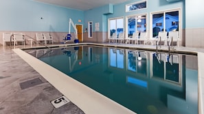 Inomhuspool och solstolar