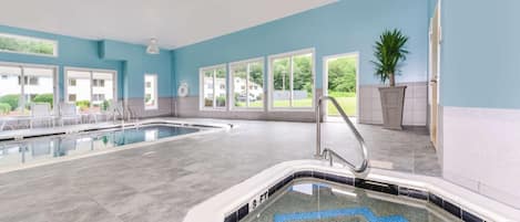 Piscine couverte, chaises longues