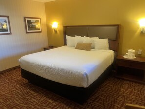 Desk, iron/ironing board, free cribs/infant beds, free WiFi - Inn on Storrs (Willimantic)