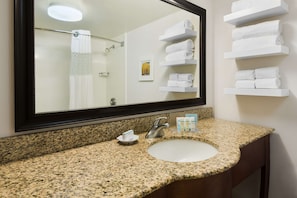 Combined shower/bathtub, free toiletries, hair dryer, towels