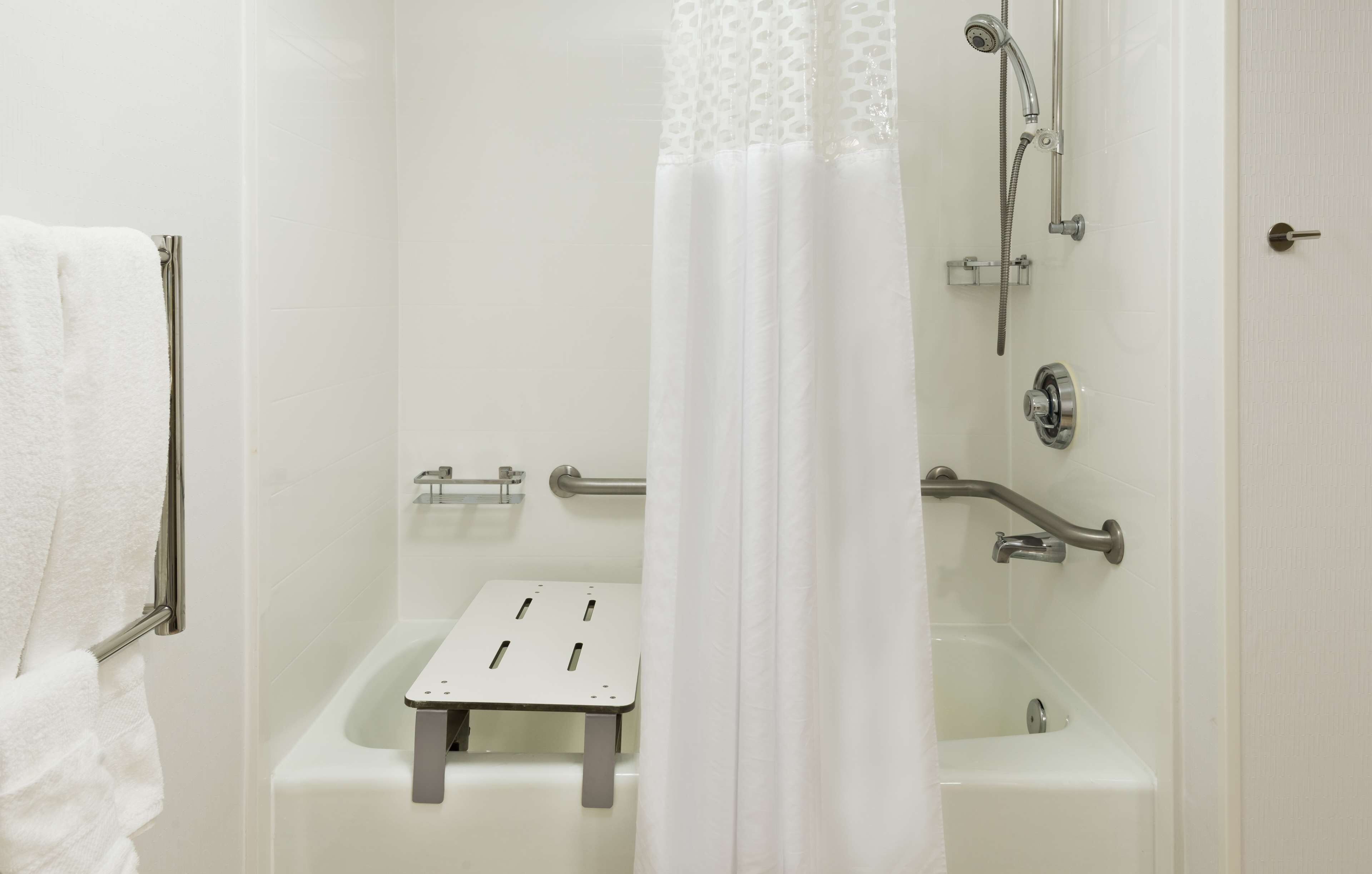 room, 1 queen bed, accessible, bathtub (mobility & hearing) | bathroom | combined shower/bathtub, free toiletries, hair dryer, towels