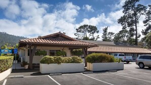 Un hôtel Days Inn doté d’un parking, d’un espace extérieur couvert avec des sièges et offrant une vue sur un paysage montagneux.