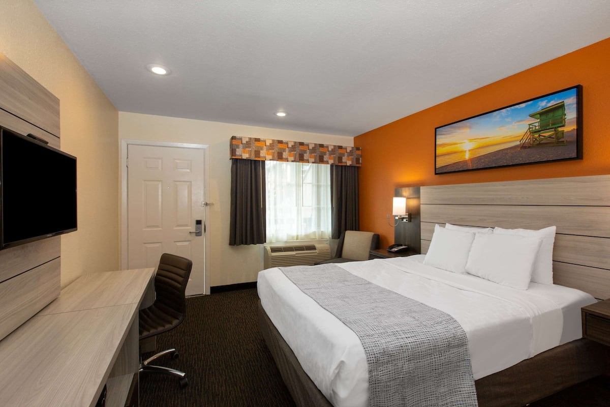 Room, 1 Queen Bed, Non Smoking | Desk, iron/ironing board, free cots/infant beds, rollaway beds