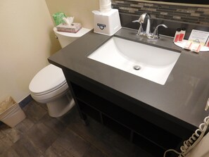 Habitación, 1 cama de matrimonio, no fumadores | Baño | Artículos de higiene personal gratuitos y toallas