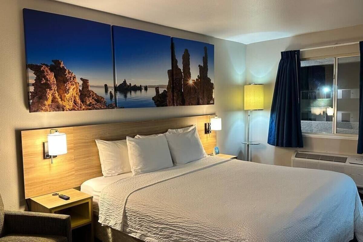In-room safe, desk, laptop workspace, soundproofing