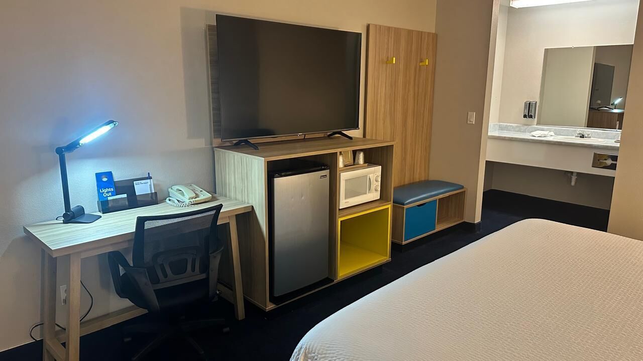 In-room safe, desk, laptop workspace, soundproofing