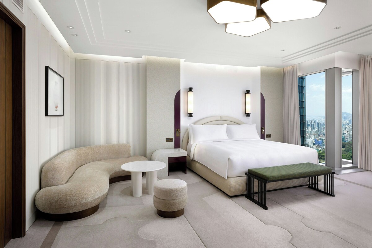 Suite, 1 King Bed, City View | Soundproofing, WiFi (free), individually decorated