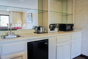 Deluxe Suite, 1 Bedroom, Executive Level | Premium bedding, minibar, in-room safe, desk