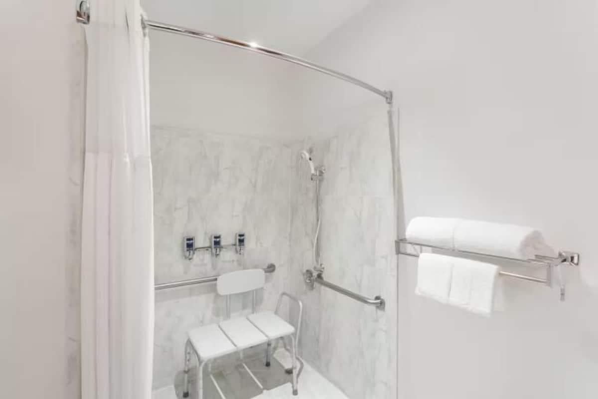 浴室 | 淋浴/盆浴组合、环保洗浴用品、吹风机、浴袍