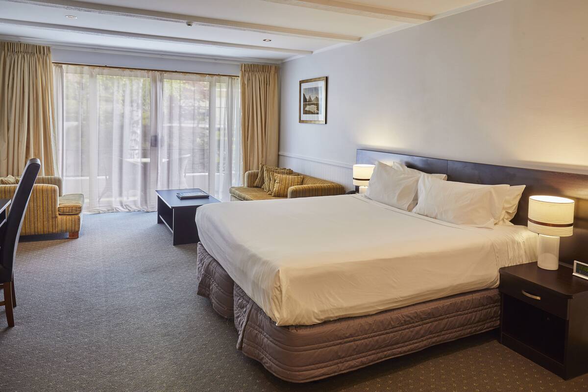 standard room, garden view | premium bedding, individually decorated, individually furnished, desk