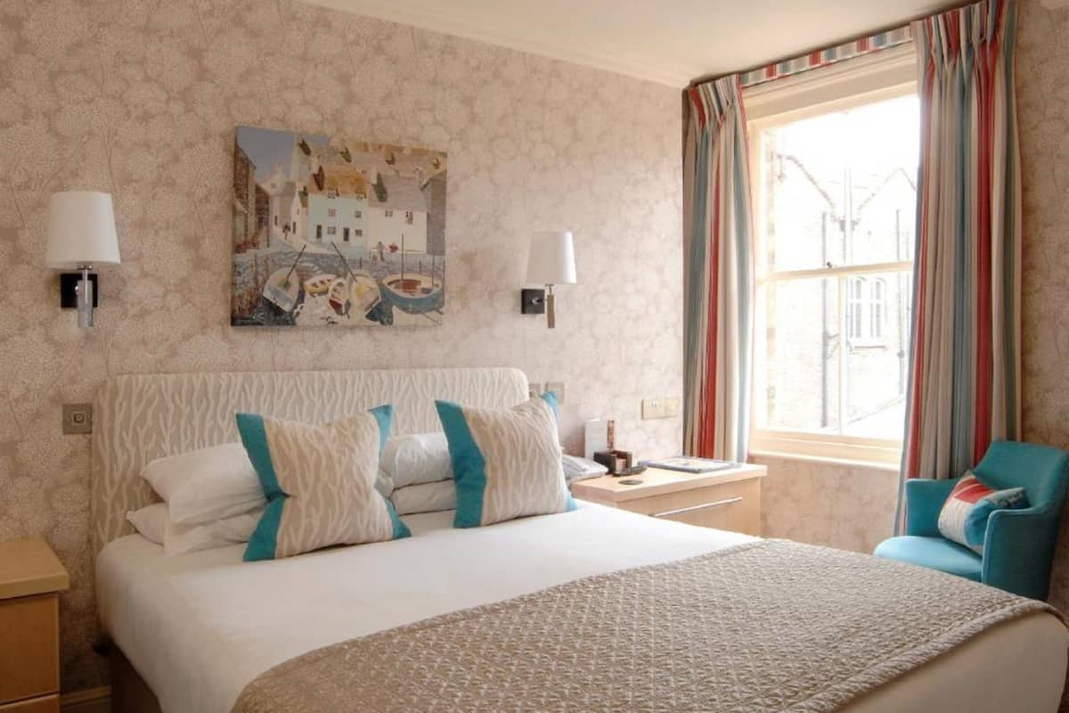 darfield house twin/double room | in-room safe, individually decorated, desk, iron/ironing board
