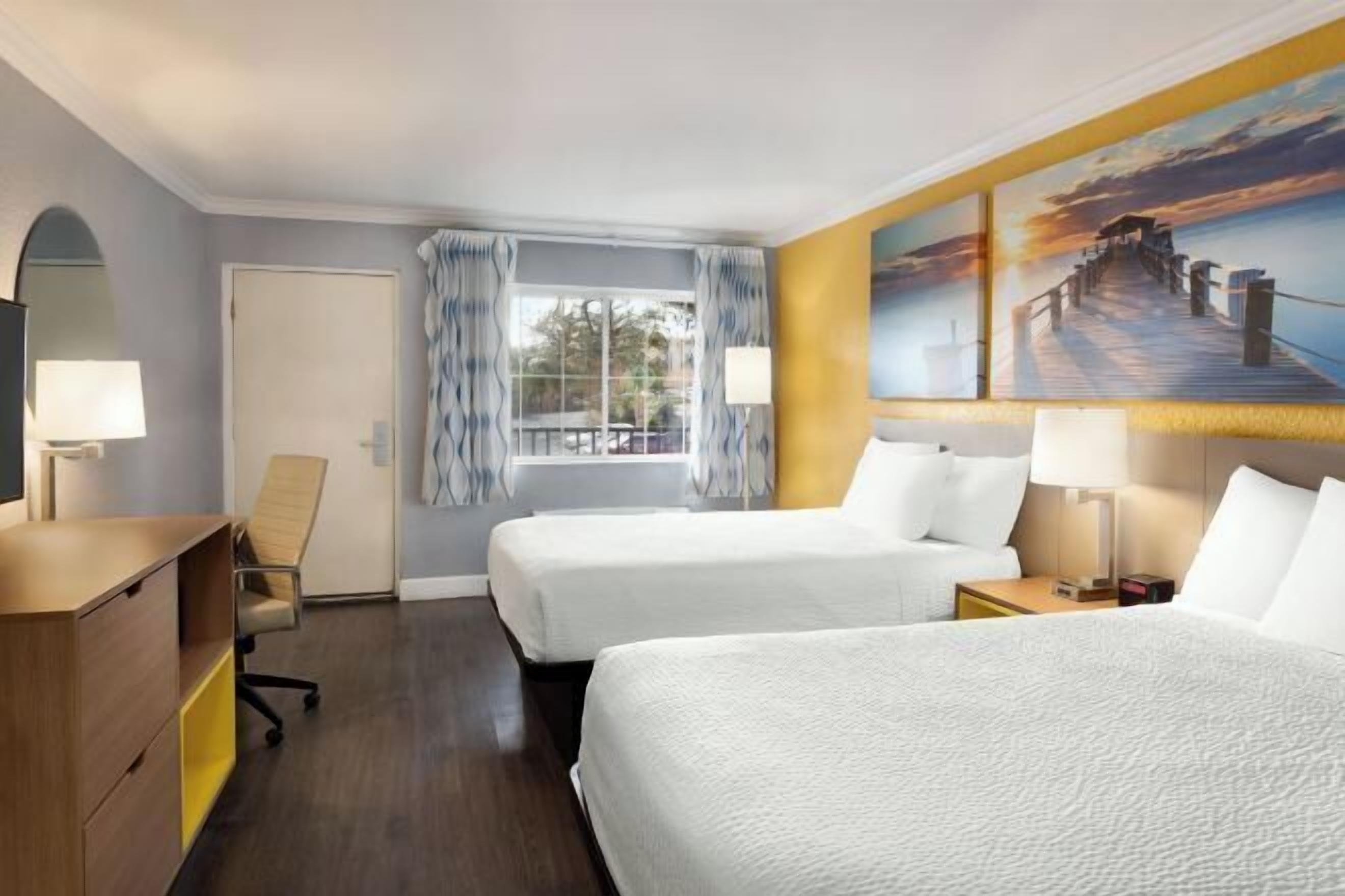 Caja fuerte, escritorio, cortinas opacas y tabla de planchar con plancha