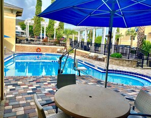 Piscina stagionale all'aperto, lettini