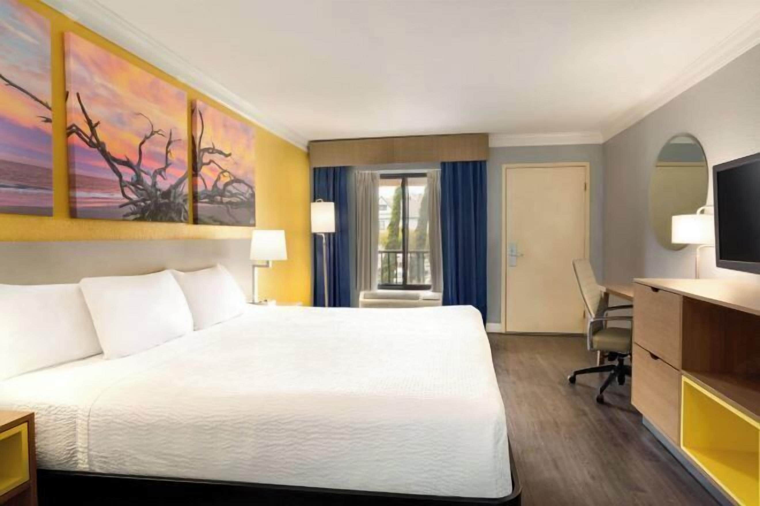 Caja fuerte, escritorio, cortinas opacas y tabla de planchar con plancha