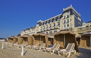 Am Strand, Liegestühle, Sonnenschirme, Strandtücher