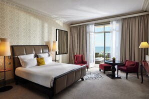 Chambre Deluxe, 1 très grand lit, terrasse, vue sur la mer | Literie de qualité, couette en duvet, lit avec matelas à plateau-coussin