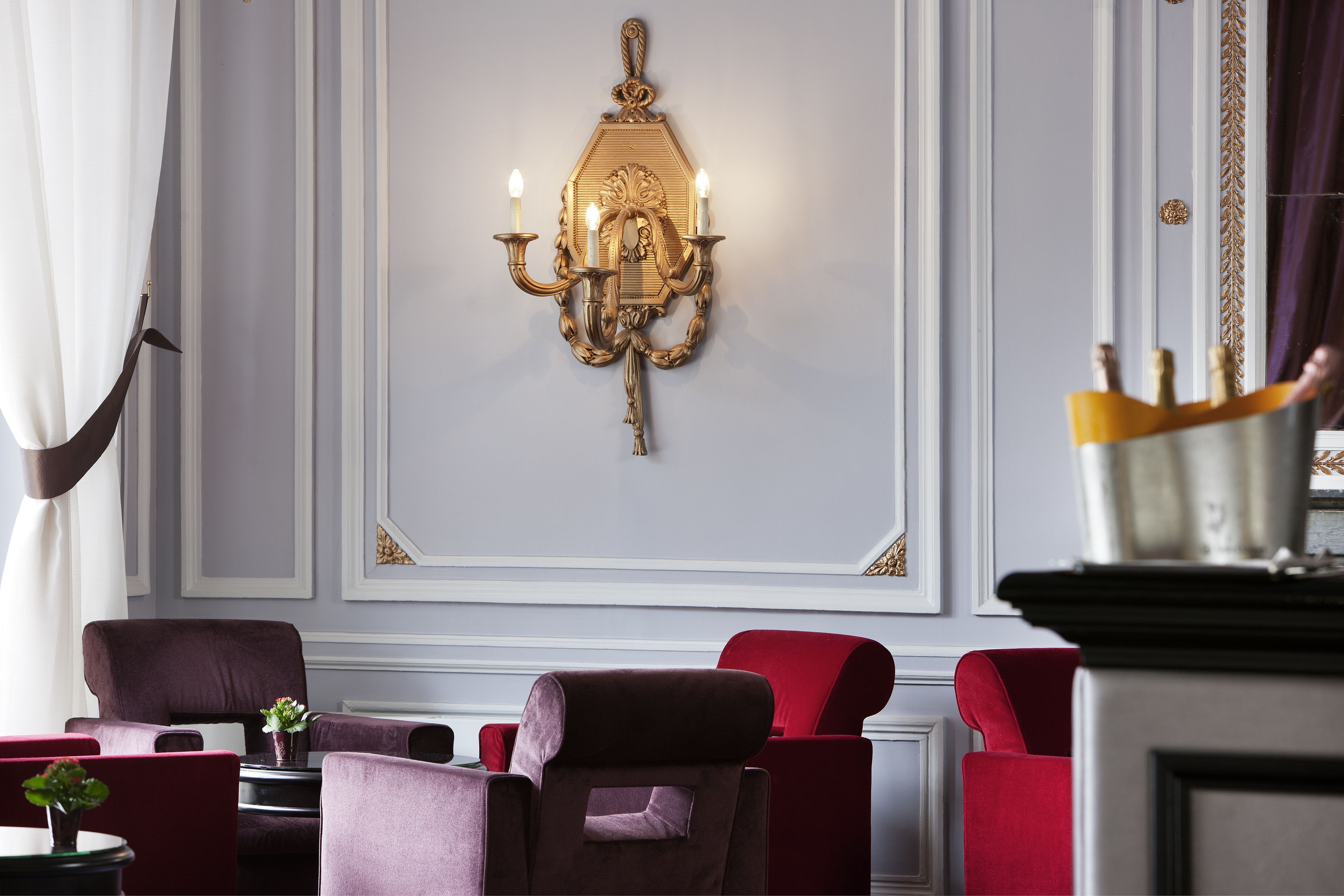 2 bars/lounges, beach bar