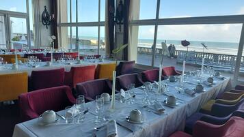 2 restaurants servant le déjeuner et le dßner, plats Cuisine locale