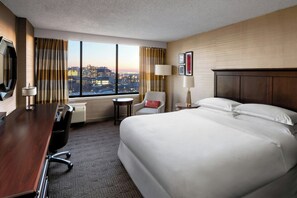 Sengetøy av topp kvalitet, senger med overmadrass og safe på rommet