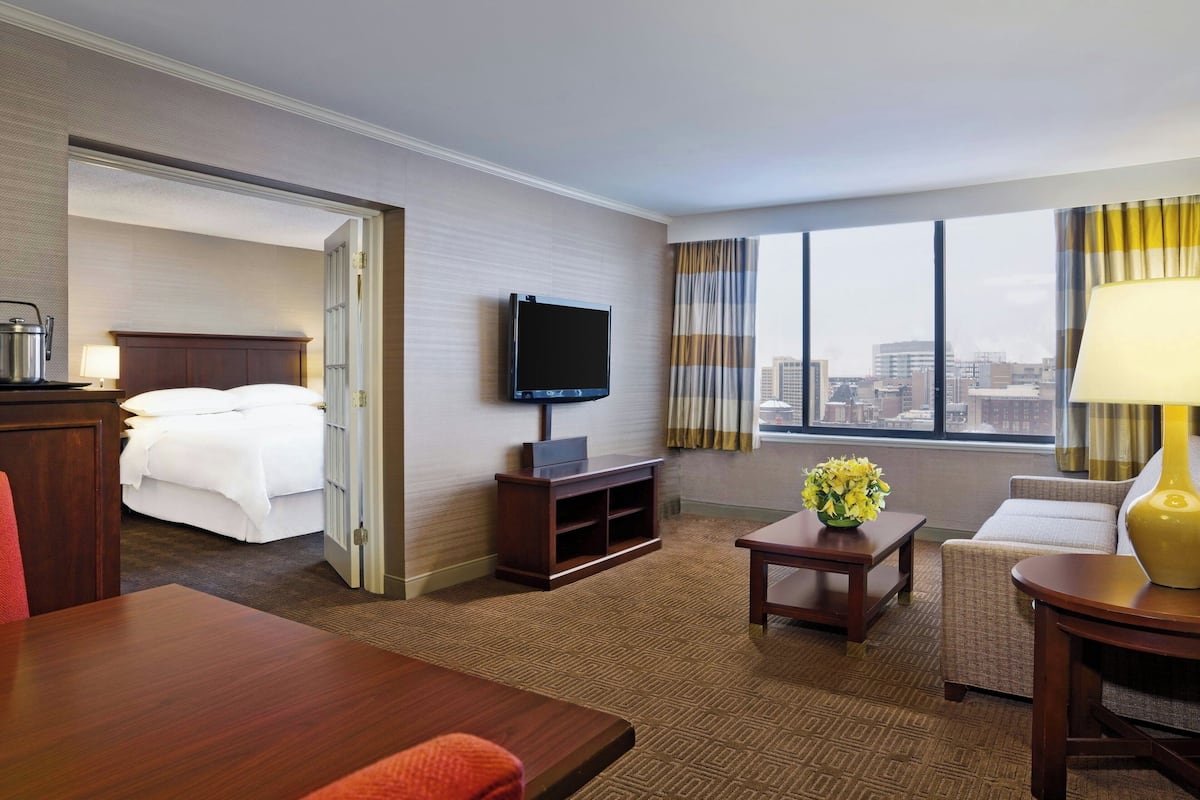 Suite, 1 King-Bett und Schlafsofa | Wohnbereich