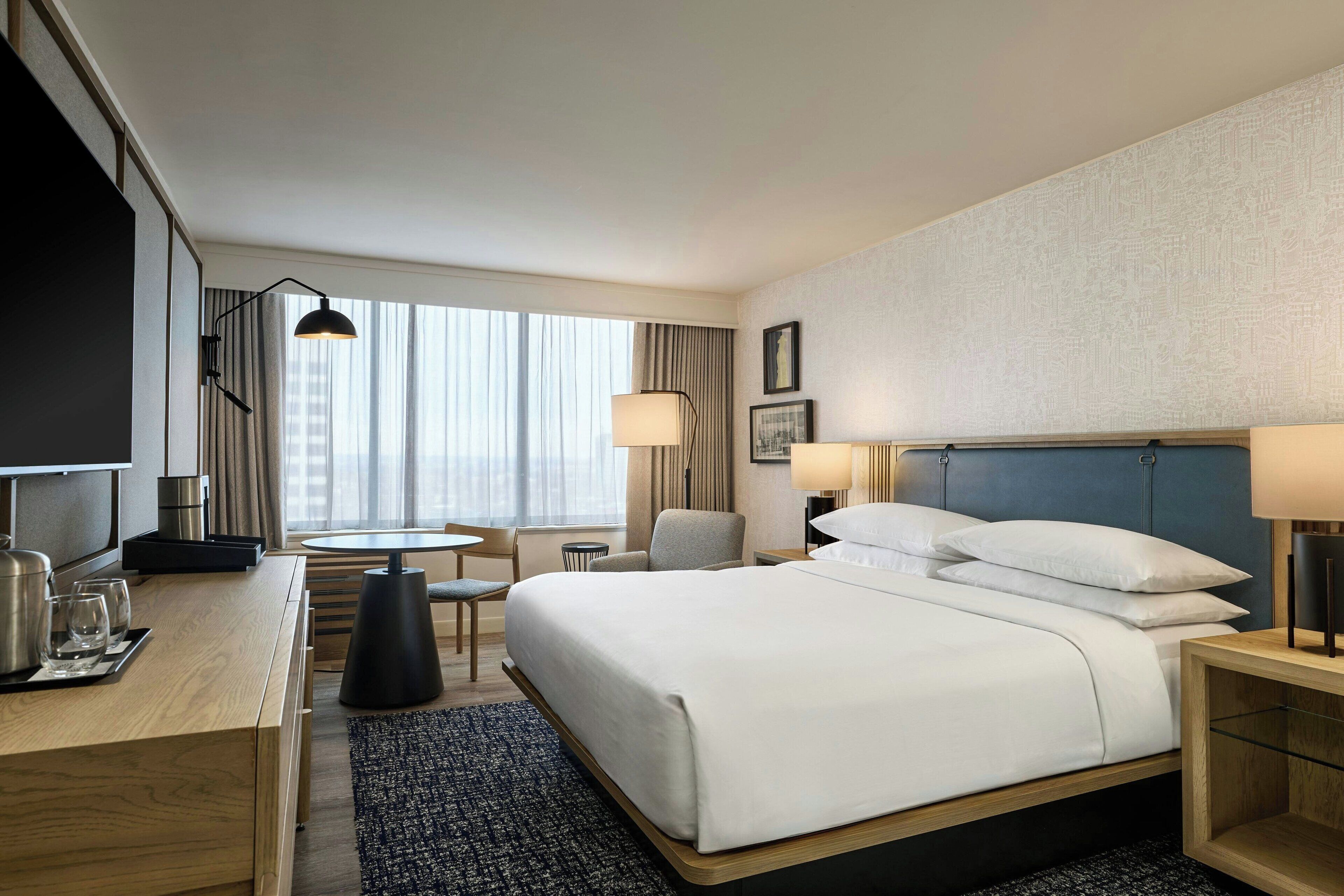 Sengetøy av topp kvalitet, senger med overmadrass og safe på rommet