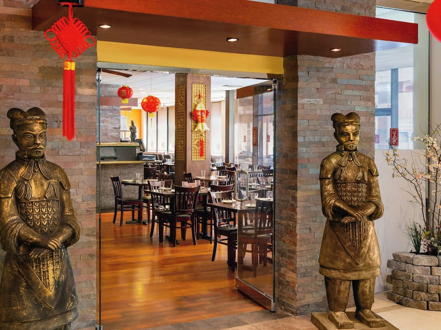 Serveert ontbijt, lunch en diner