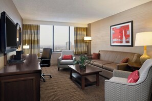 Suite, 1 kingsize-seng med sovesofa, hjørnerom | Oppholdsområde | En 37-tommers Flatskjerm-TV med kabel-kanaler samt TV og filmkjøp