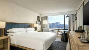 Sengetøy av topp kvalitet, senger med overmadrass og safe på rommet