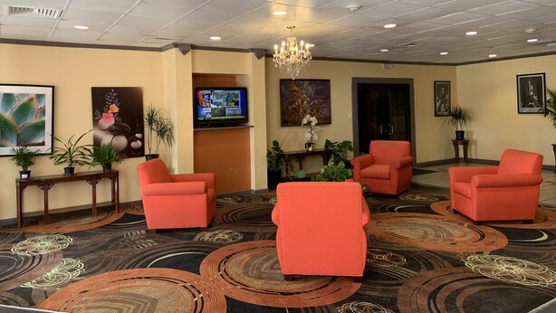 Lobby sitting area - Real Value Inn (Memphis)