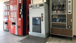 Vending machine - Real Value Inn (Memphis)