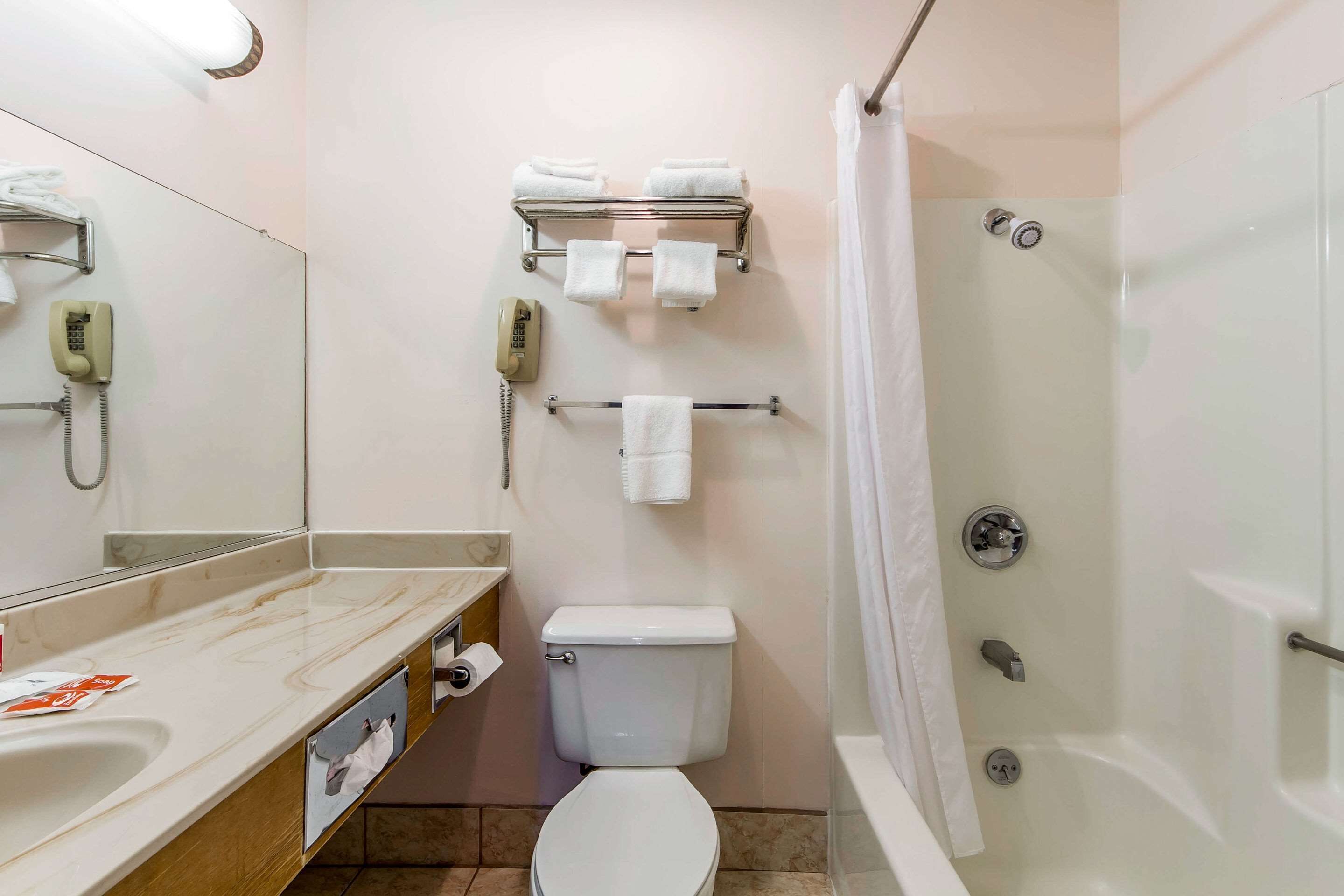 Combined shower/bathtub, free toiletries, hair dryer, towels