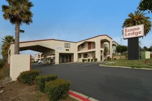 A two-story Econo Lodge building with a flat roof and a signboard. - Econo Lodge Castro Valley I-580 (Castro Valley)