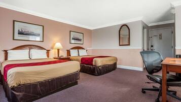 مكتب ومساحة عمل للكمبيوتر المحمول وستائر تعتيم ومكواة/لوح كي