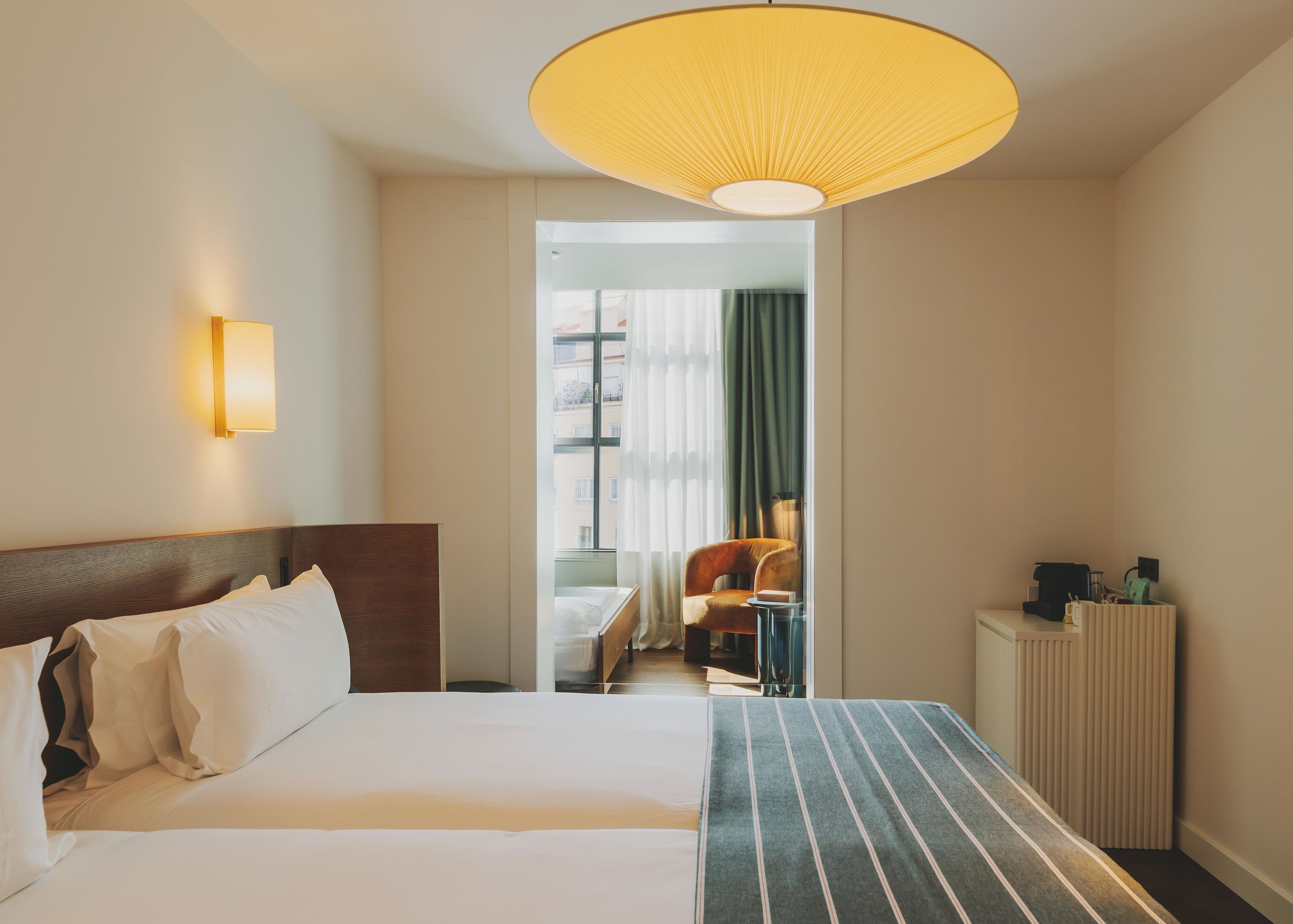 Ylelliset vuodevaatteet, minibaari, tallelokero huoneessa, työpöytä