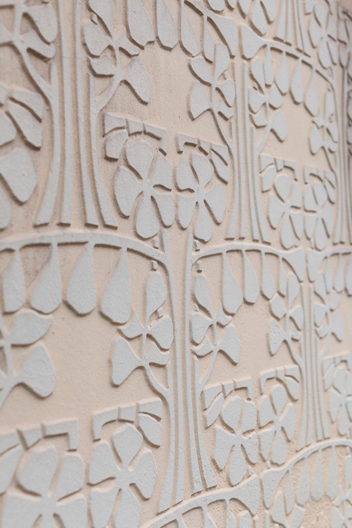 Una pared con elaborados diseños florales y geométricos.