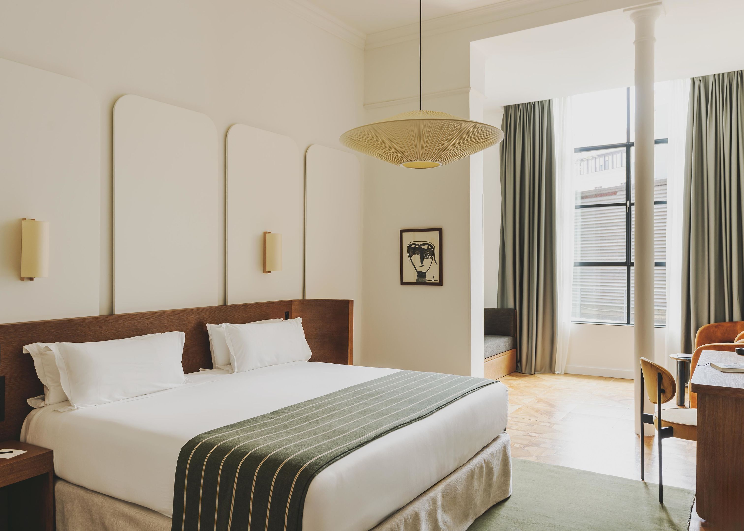 أغطية فراش متميزة وميني بار وخزنة داخل الغرفة ومكتب