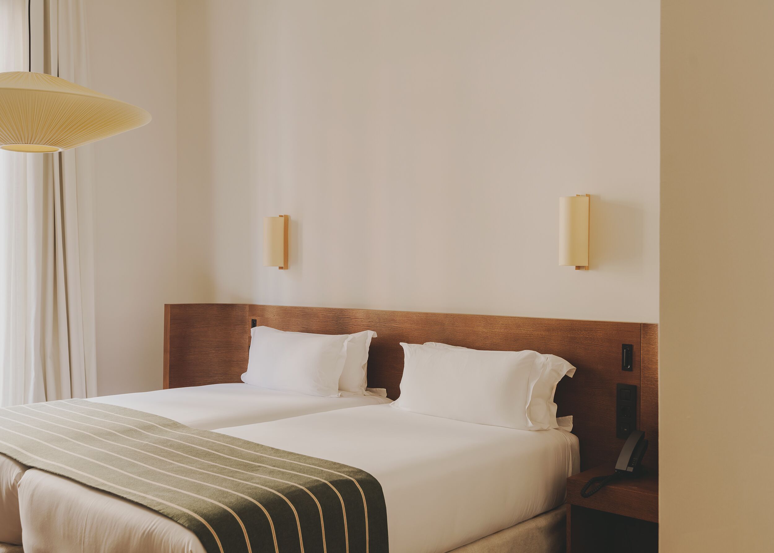 Familierom, rom vegg-i-vegg, byutsikt (for 5) | Sengetøy av topp kvalitet, minibar, safe på rommet og skrivebord