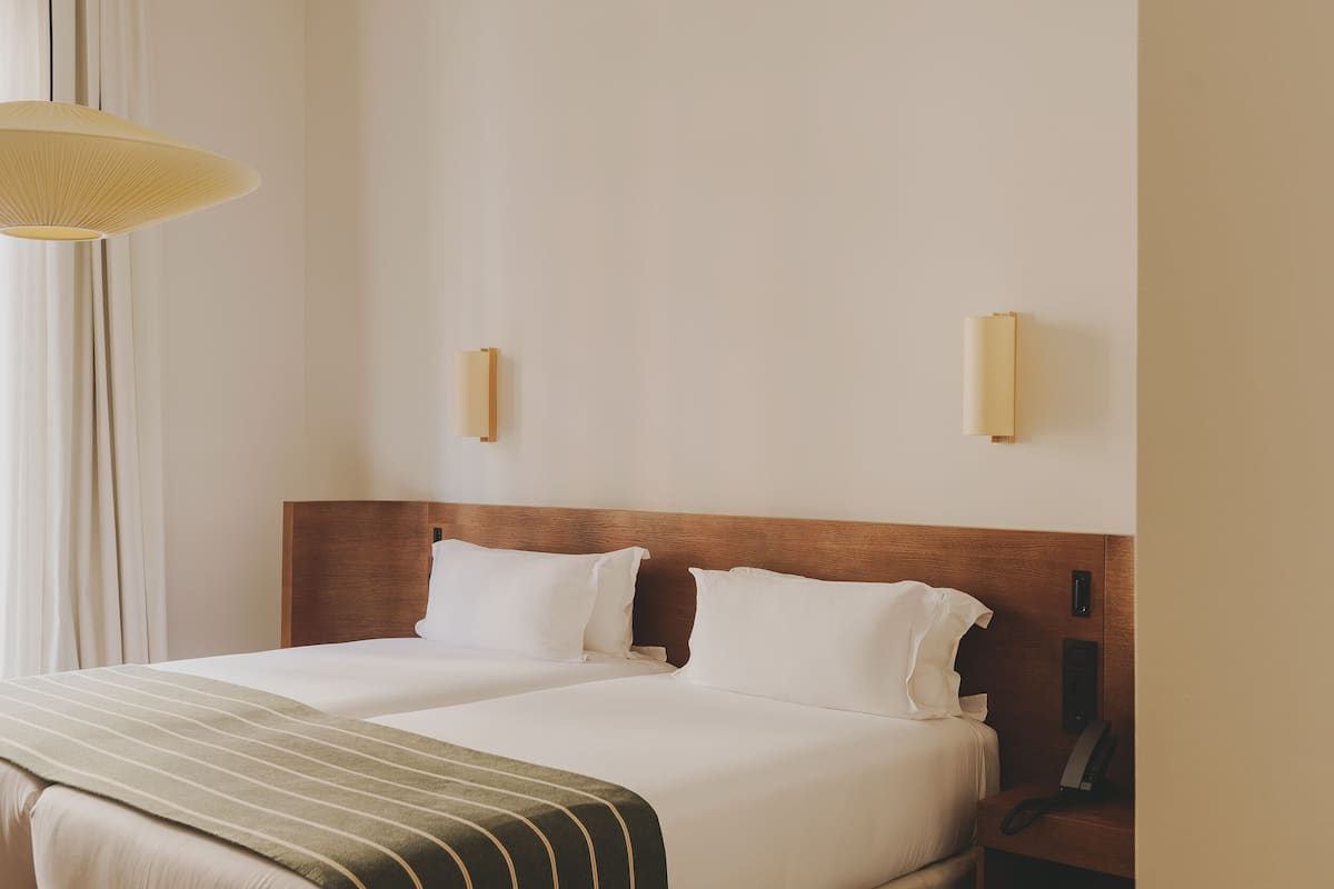 Familierom, rom vegg-i-vegg, byutsikt (for 5) | Sengetøy av topp kvalitet, minibar, safe på rommet og skrivebord