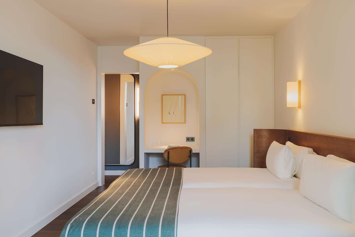 Bộ đồ giường cao cấp, minibar, két bảo mật tại phòng, bàn
